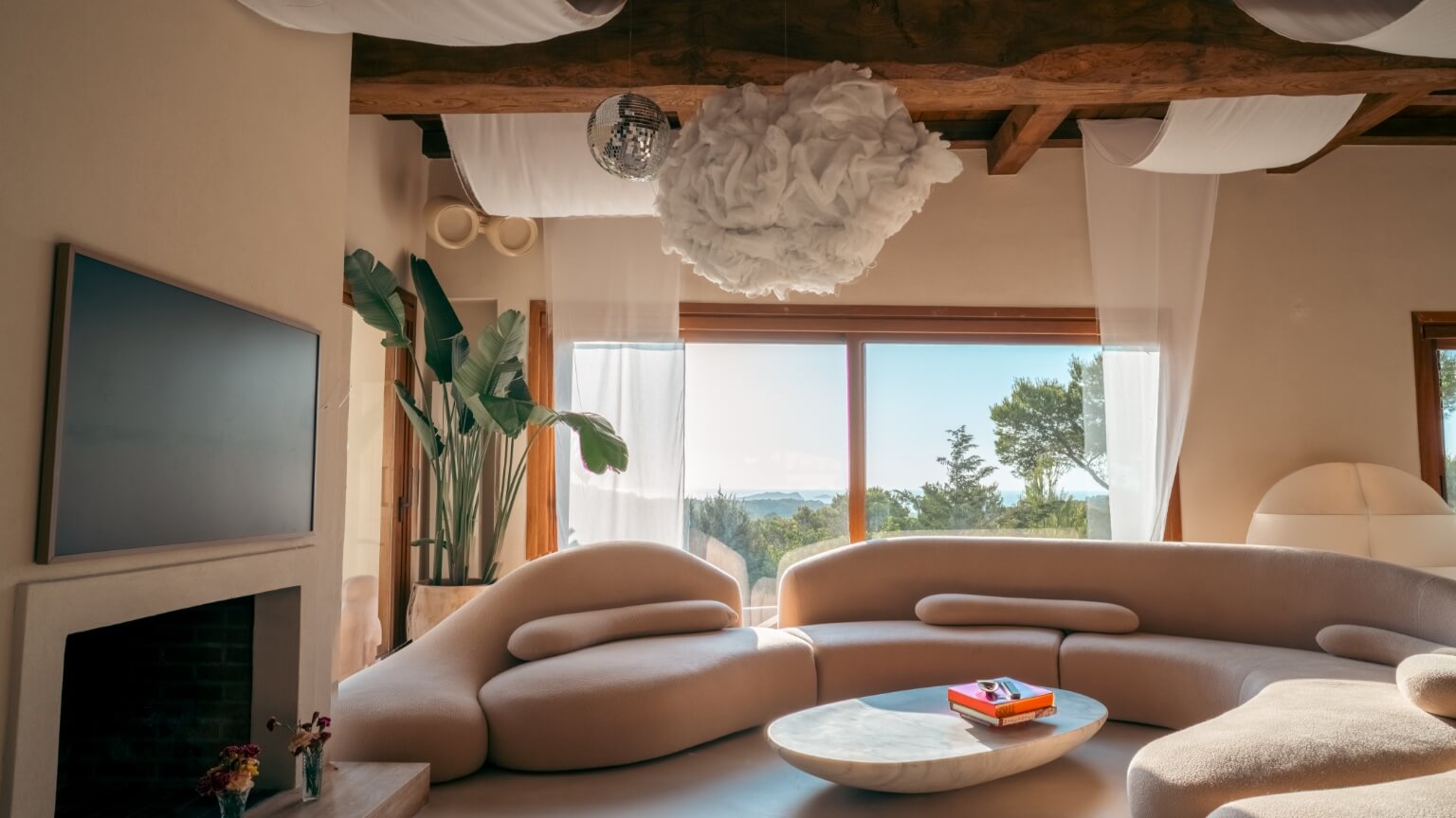 Diseño interior a medida de Airten, de Void-Acoustics, en una villa privada de Ibiza (9)