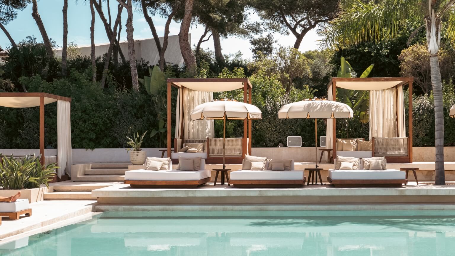 El bajo «Cyclone» de Void Acoustics junto a la piscina del Seven Wellness, en Ibiza (3)