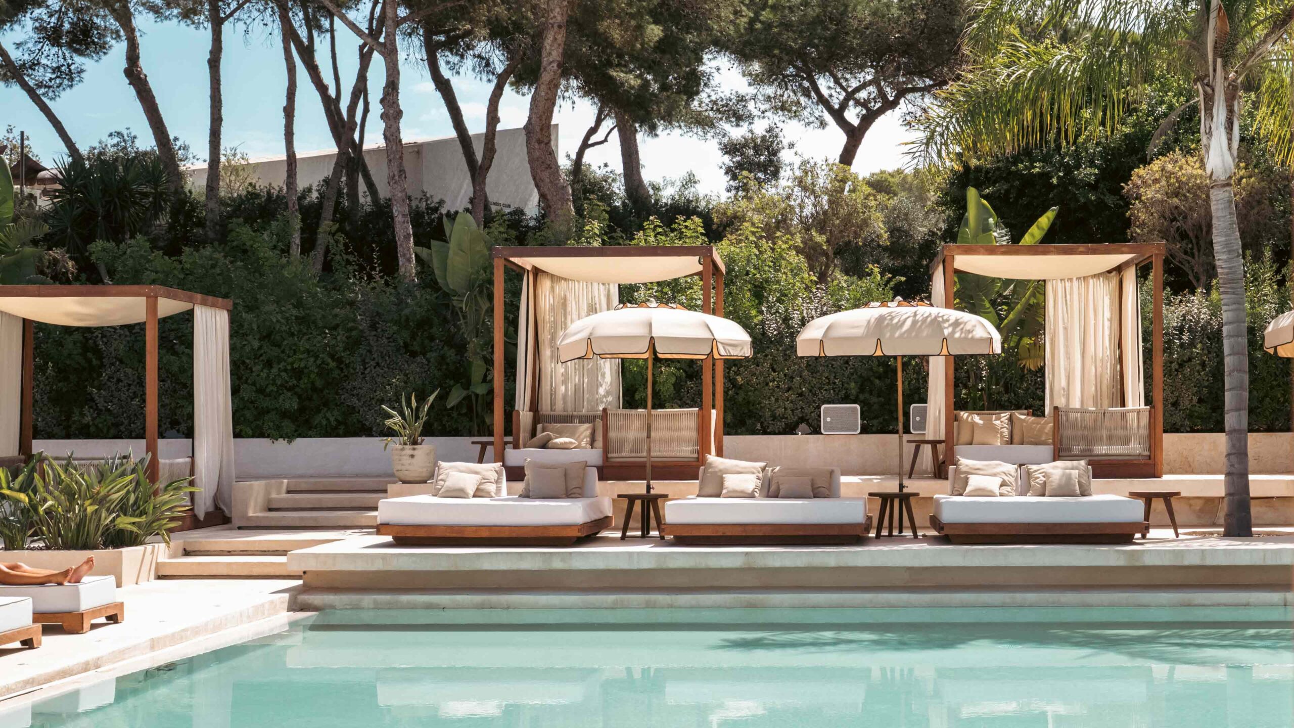 Une enceinte de graves « Cyclone » sur mesure de Void Acoustics au bord de la piscine du Seven Wellness, à Ibiza 03